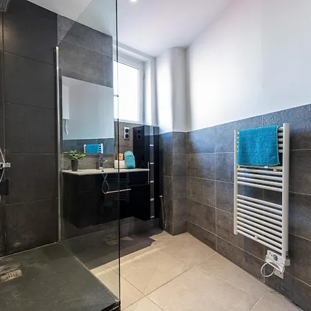 Ultra Central 1 Bdr - Massena Street Apartment