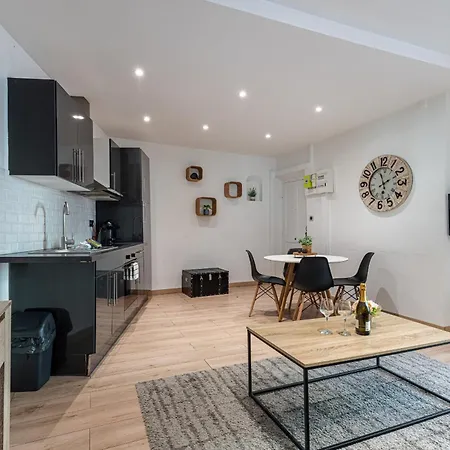 Ultra Central 1 Bdr - Massena Street