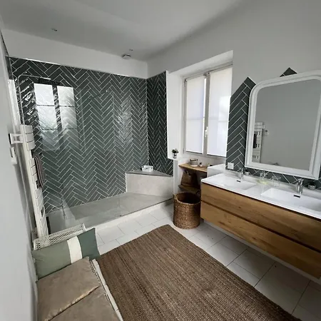 Apartment Superbe De 105 M2, Hyper Centre Avec Terrasse, Parking, A 5 Min De La