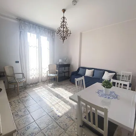 Apartment Beautiful Renovated ,next To The ! Air-c, Free Parking! Nice