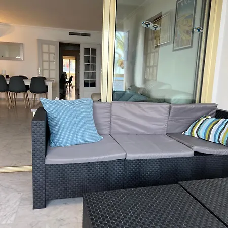 Beachfront And Sea View Entire 2 Crossing With Parking 4 Beds Two Double Bed And 2 Single Bed With 2 Sea View Balconies In Promenade Des Anglais Street 2 Bathroom 3 Wc With 40 Meters From The Beach With Perfect Air Conditioner Cooler Appartement
