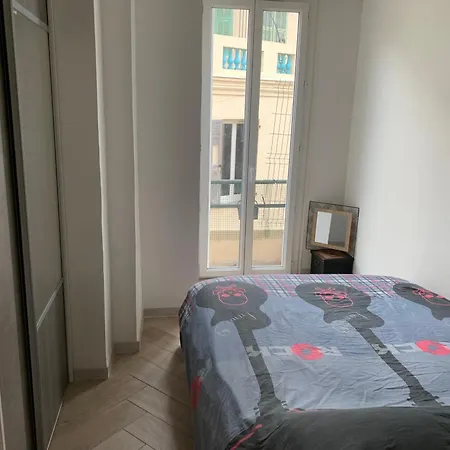 à 5 Minutes De La Nice