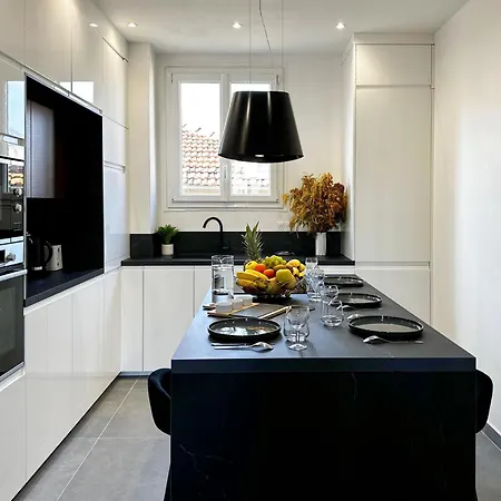 Homestay Liberation - Luxury & Design Apartment, 2 Private With 2 Private Bathroom For 2 Or Max 6 Person, Renovated, Modern, Ac, Wi-fi, Balcony, Calm, Tram