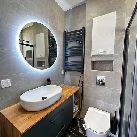 Liberation - Luxury & Design Apartment, 2 Private With 2 Private Bathroom For 2 Or Max 6 Person, Renovated, Modern, Ac, Wi-fi, Balcony, Calm, Tram Homestay Nice