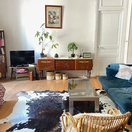 Cozy In A Lively District Apartment *