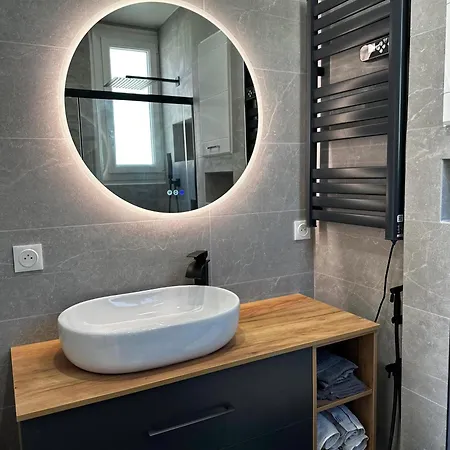 Liberation - Luxury & Design Apartment, 2 Private With 2 Private Bathroom For 2 Or Max 6 Person, Renovated, Modern, Ac, Wi-fi, Balcony, Calm, Tram Homestay Nice