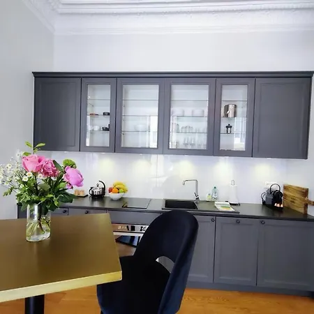 Center, Chic For 2-4, Balcony, Ac Apartment