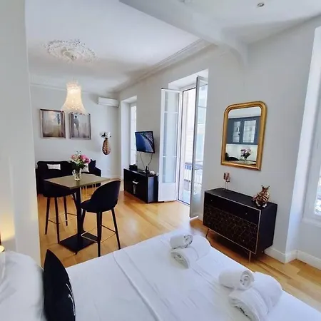 Center, Chic For 2-4, Balcony, Ac Apartment *