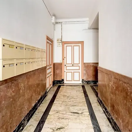 Center, Chic For 2-4, Balcony, Ac Apartment *