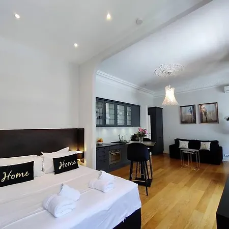 Apartment Center, Chic For 2-4, Balcony, Ac Nice