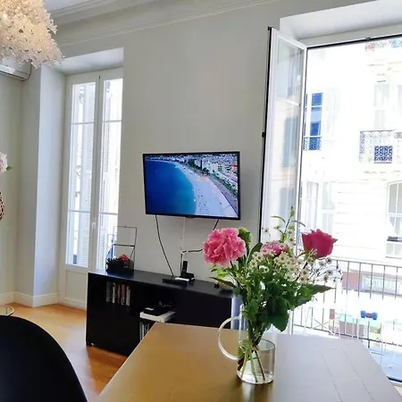 Apartment Center, Chic For 2-4, Balcony, Ac *