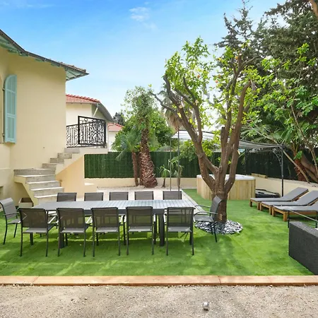 Villa Des Pergolas -6 Bdrs - 5 Bathrs -parking -jardin -jacuzzi -tramstation , 10 Min