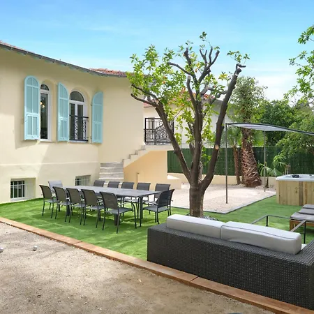 Villa Des Pergolas -6 Bdrs - 5 Bathrs -parking -jardin -jacuzzi -tramstation , 10 Min *