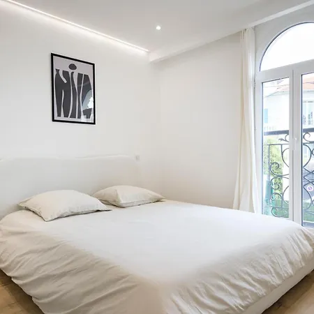Villa Des Pergolas -6 Bdrs - 5 Bathrs -parking -jardin -jacuzzi -tramstation , 10 Min *