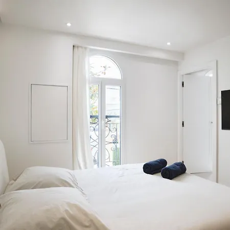 Des Pergolas -6 Bdrs - 5 Bathrs -parking -jardin -jacuzzi -tramstation , 10 Min Villa *