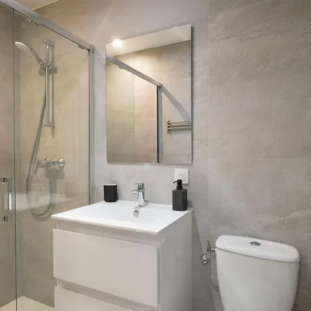 Villa Des Pergolas -6 Bdrs - 5 Bathrs -parking -jardin -jacuzzi -tramstation , 10 Min Nice