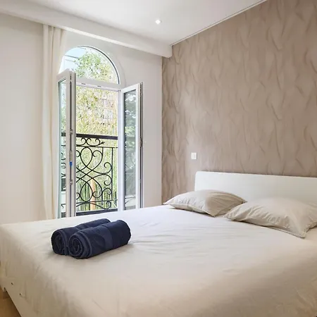 Villa Des Pergolas -6 Bdrs - 5 Bathrs -parking -jardin -jacuzzi -tramstation , 10 Min *