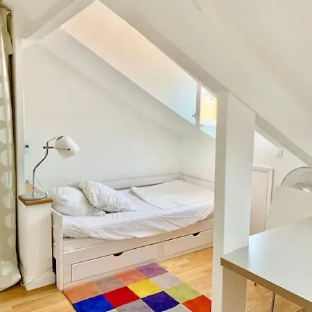 Studio On The Attic-5 Min From Sea & Main Street Apartment