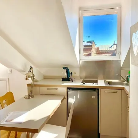 Studio On The Attic-5 Min From Sea & Main Street Apartment *