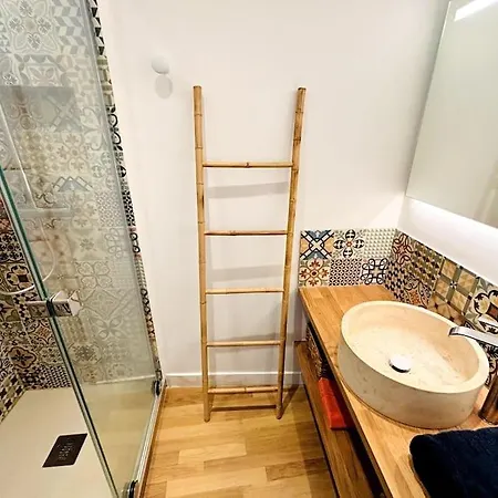 Le Boyer - Spectacular 1b & Balconies - Port Apartment