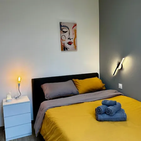 Liberation - Luxury & Design Apartment, 2 Private With 2 Private Bathroom For 2 Or Max 6 Person, Renovated, Modern, Ac, Wi-fi, Balcony, Calm, Tram Homestay *