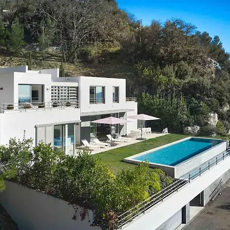 Splendid With Overflowing Swimming Pool *