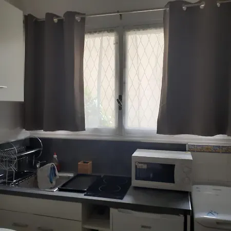 Centre- Small Pied-a-terre Near Beaches Appartement *