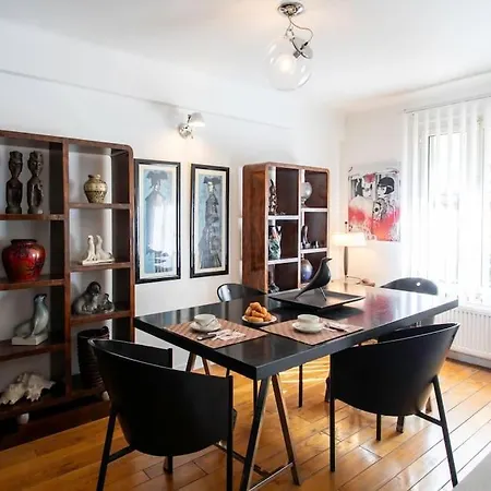 Apartment L30 Styly Old Town Central 2 Balconies 5mins Sea *