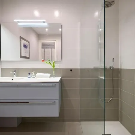Bronte - Hyper Central, 1 Bedroom With Large Living * Nice