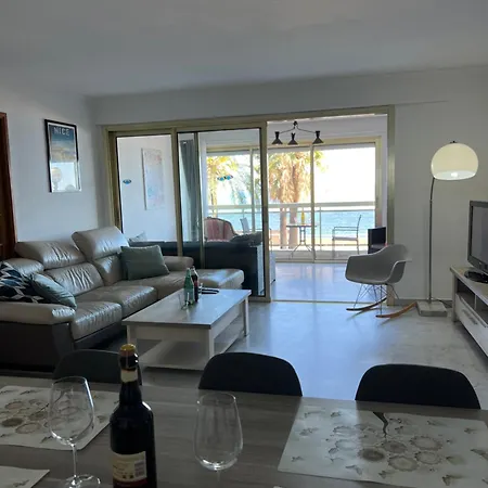 Beachfront And Sea View Entire 2 Crossing With Parking 4 Beds Two Double Bed And 2 Single Bed With 2 Sea View Balconies In Promenade Des Anglais Street 2 Bathroom 3 Wc With 40 Meters From The Beach With Perfect Air Conditioner Cooler *