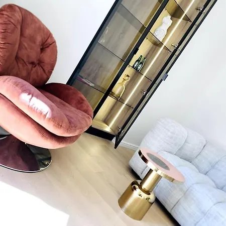 Luxuriously Furnished Bright Newly Renovated Oasis Apartment