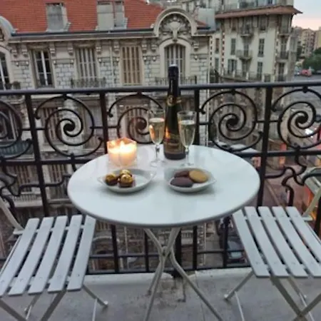 Luxury 2 Bed Sleeps 4, A/c - Center Apartment Nice