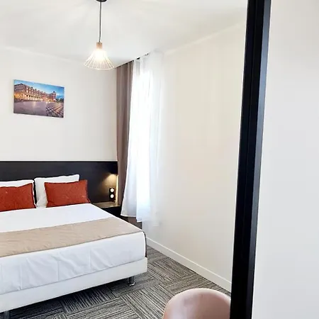 Evelia Hotel *