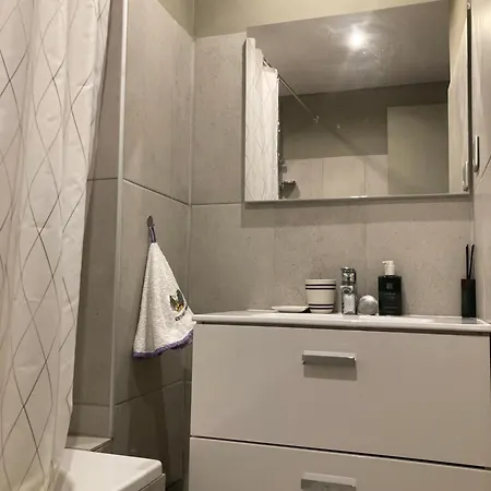 Cozy West Side Balcony Flat: Airport & Proximity Homestay