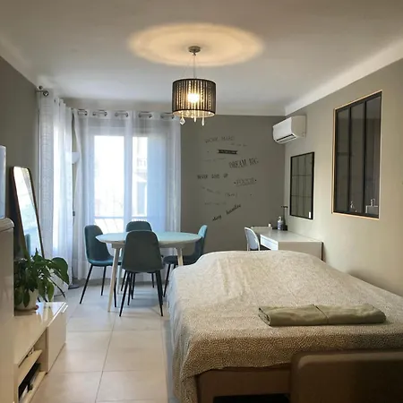 Homestay Cozy West Side Balcony Flat: Airport & Proximity