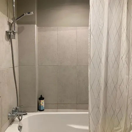 Cozy West Side Balcony Flat: Airport & Proximity Homestay *