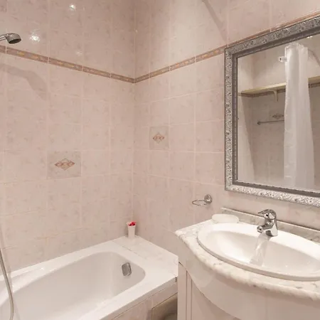 #47 Paradis 2 Min De La - Balcon & Ac Apartment