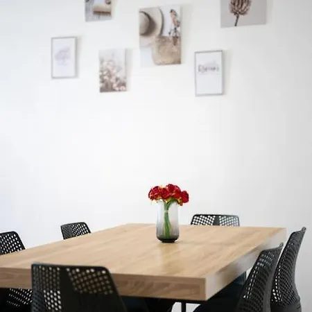 2 80m2 Jusqu'à 6 Personnes Carré D'or