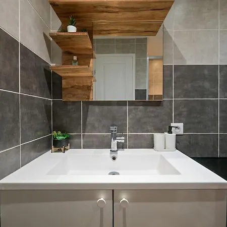 2 80m2 Jusqu'à 6 Personnes Carré D'or *