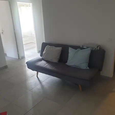 Appartement Renove 2023 Proche Aeroport 5min, Gare Sncf 2 Min, Tramway Au Pied De L'immeuble , Parking Possible, Renovated 2023 Near The Airport 5 Min, Train Station 2 Min, Tram Next To The Building 1 Min, Parking Possible *