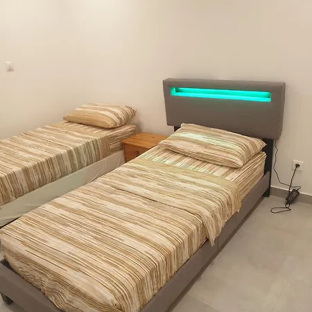 Appartement Renove 2023 Proche Aeroport 5min, Gare Sncf 2 Min, Tramway Au Pied De L'immeuble , Parking Possible, Renovated 2023 Near The Airport 5 Min, Train Station 2 Min, Tram Next To The Building 1 Min, Parking Possible *