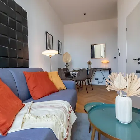 301a Charming 2 Refurbished Super Center Apartment