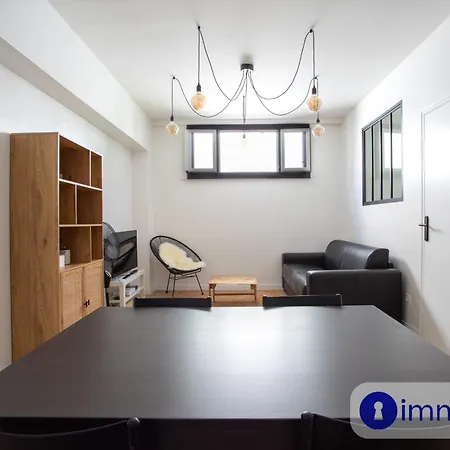 Air-Conditioned Apartment Near The Liberation Neighborhood Apartment