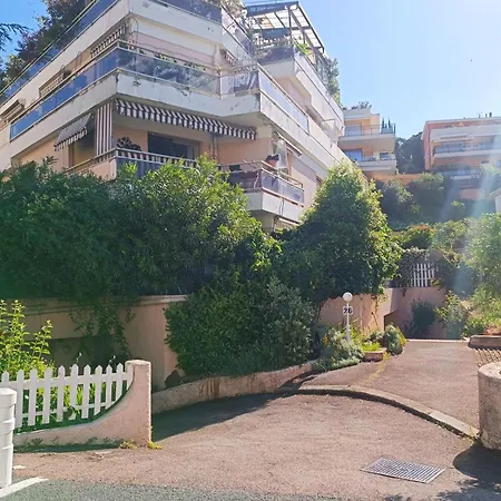 Refurbished With Terrace And Garden Appartement