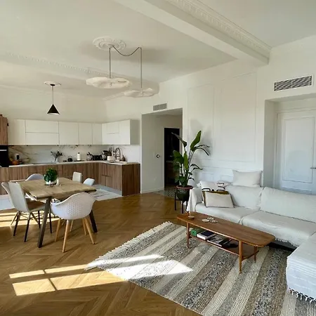 Bright, Spacious 2 Bedroom Apartment, Walk To & Old Town Nice
