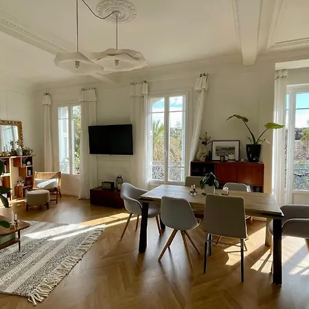 Appartement Bright, Spacious 2 Bedroom Apartment, Walk To & Old Town