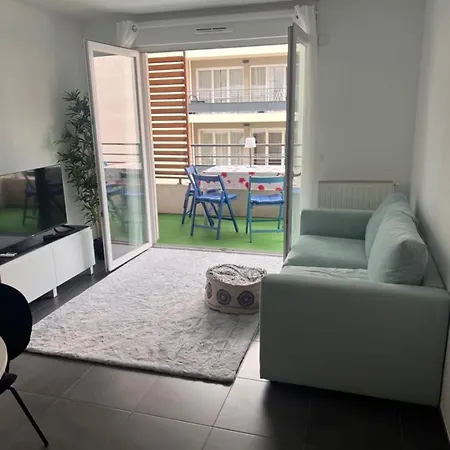 Beautiful T2 With Balcony In Apartment *