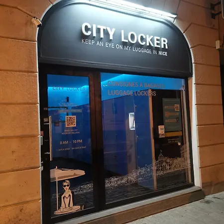 The - 3 Rooms, 3air Cond, 3tv, 3fans, 2 Wc, Wifi Everywhere 5min Aeroport, Train, Beach, 1min Tram, 15 Min Centre, Port, Parking Possible Appartement Nice