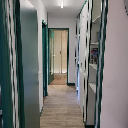 Private Room-4 In Hannana Apartment- 2 Min Walk To Tram 12 Min To Train Station 15 Min To Massena Place Homestay *