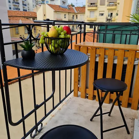 Beau Studio De 400 M De La Plage, Bien Equipe, Climatise Nice
